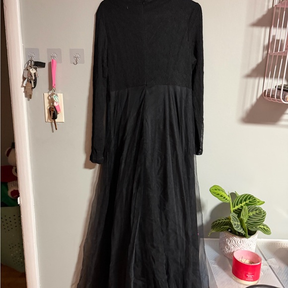 Chic Black Long Sleeve Dress with Embroidered Detail - Picture 4 of 5